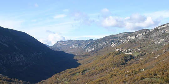 Le village de Gréolières dans la vallée